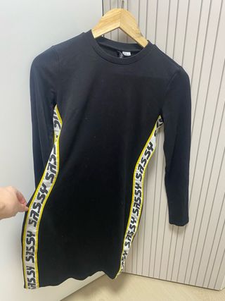 Vestido negro con detalles amarillos