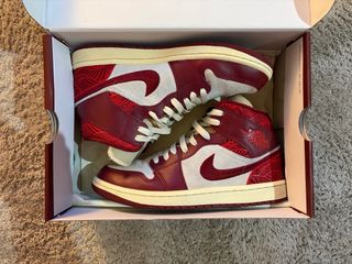 Air Jordan 1 Mid SE Tiki Leaf
