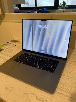 MacBook Pro 16 M2 Max 32GB 1TB - línea en pantalla