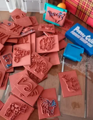 Lote de sellos y caja