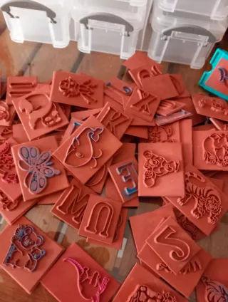 Lote de sellos y caja