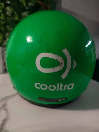 Casco moto verde con visera.