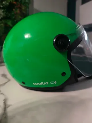 Casco moto verde con visera.