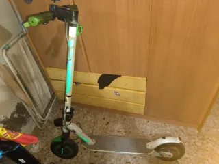 Patinete eléctrico blanco