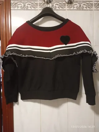 Sudadera con volantes y corazón