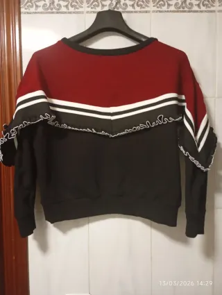 Sudadera con volantes y corazón