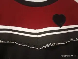 Sudadera con volantes y corazón