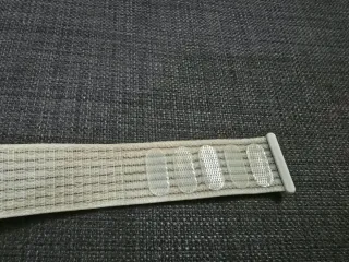 Correa deportiva beige con velcro blanco