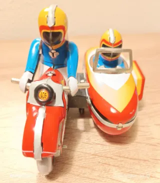 Moto con sidecar hojalata