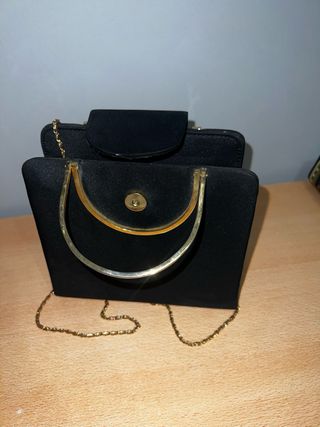 Bolso Negro con Cadena Dorada