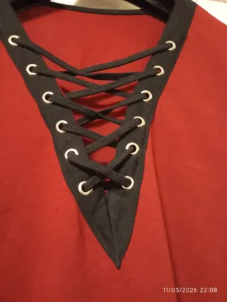 Camiseta burdeos con cordones y rayas negras.