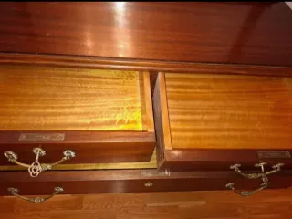 Cómoda antigua restaurada madera y cristal