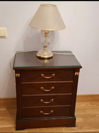 Comodini classici in legno e vetro