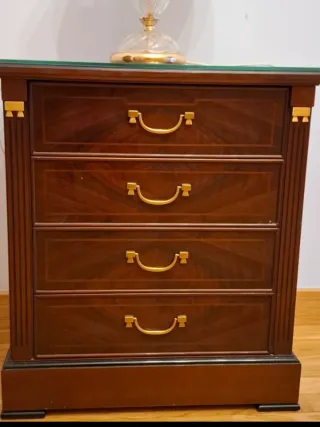 Comodini classici in legno e vetro