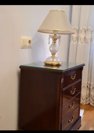 Comodini classici in legno e vetro