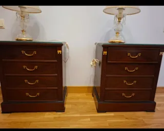 Comodini classici in legno e vetro