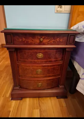 Comodini classici in legno e vetro