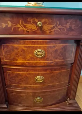 Comodini classici in legno e vetro