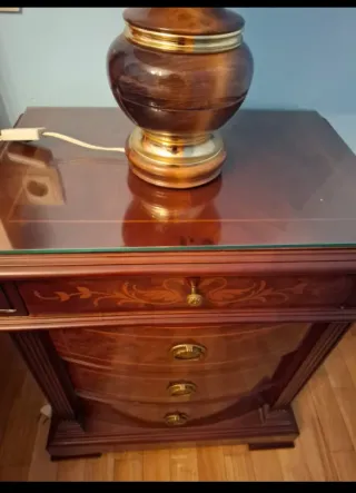 Comodini classici in legno e vetro