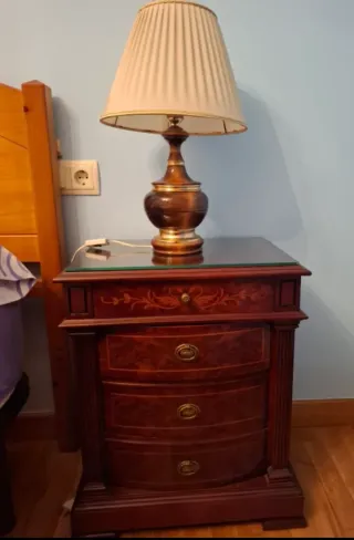 Comodini classici in legno e vetro