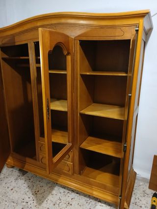 Armario de madera maciza