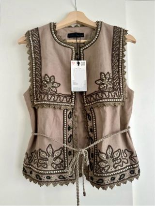 Chaleco bordado Zara beige talla única