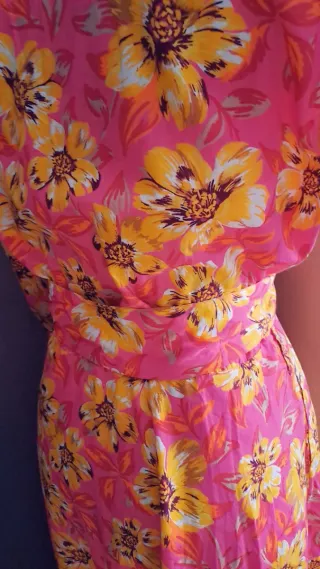 Vestido floral rosa y amarillo
