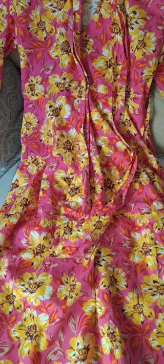 Vestido floral rosa y amarillo