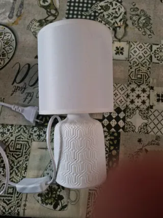 Lámpara de mesa blanca