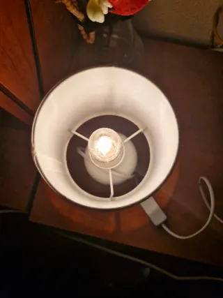 Lámpara de mesa blanca