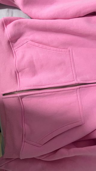 Sudadera rosa con cremallera y estampado