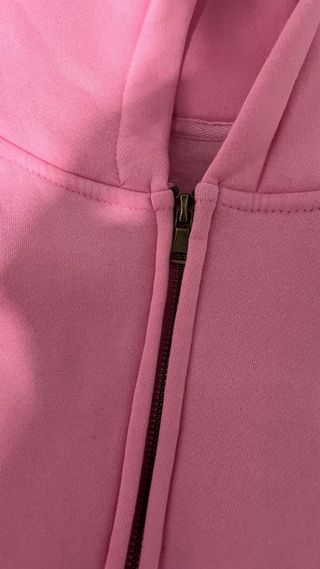 Sudadera rosa con cremallera y estampado