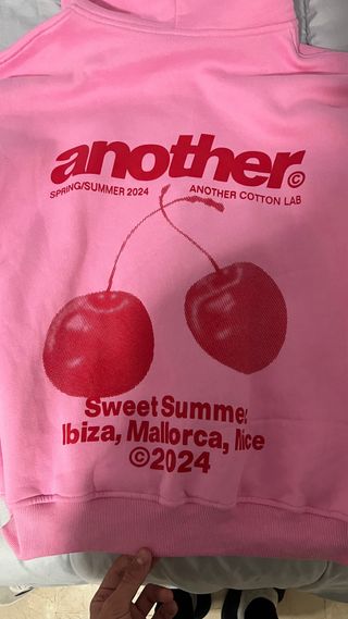 Sudadera rosa con cremallera y estampado