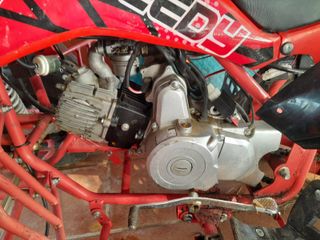 Quad infantil rojo y negro