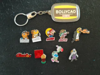 Llavero Bollycao y pins varios