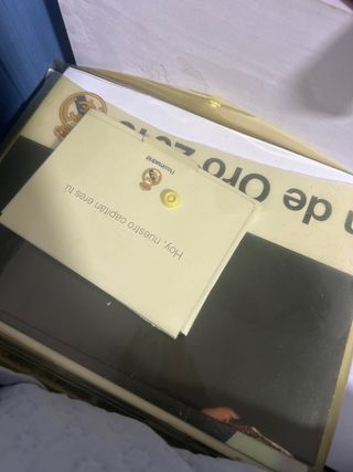 Pósteres y revistas firmadas y brazalete ofc RMD