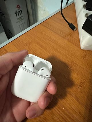 AirPods di seconda generazione bianchi