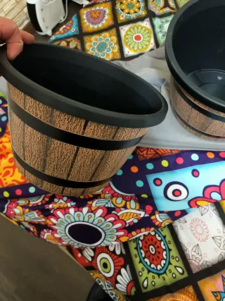 4 Macetas estilo barril plástico con bandeja,NUEVA