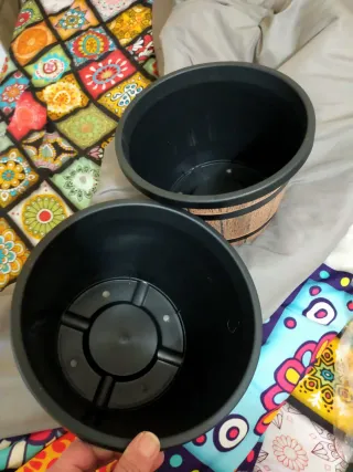 4 Macetas estilo barril plástico con bandeja,NUEVA