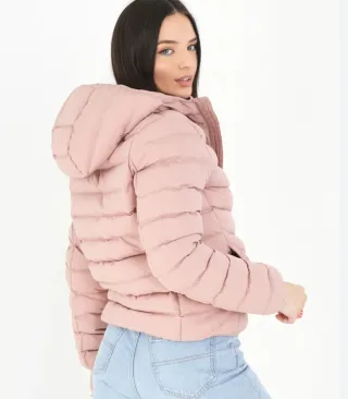 Plumífero rosa con capucha