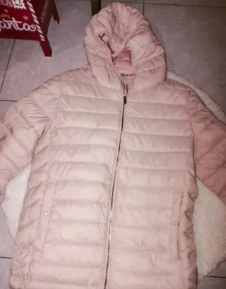 Plumífero rosa con capucha