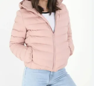 Plumífero rosa con capucha