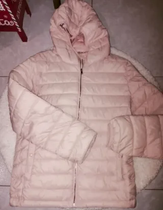 Plumífero rosa con capucha