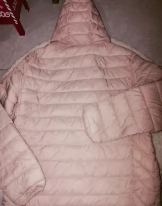 Plumífero rosa con capucha