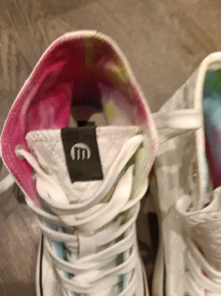 Zapatillas altas blancas con detalles multicolor