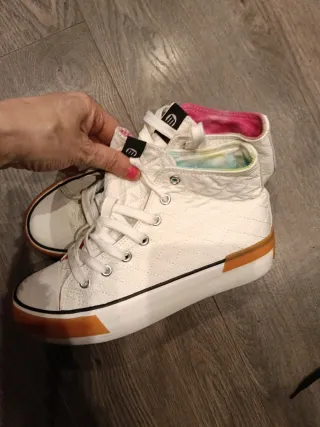 Zapatillas altas blancas con detalles multicolor