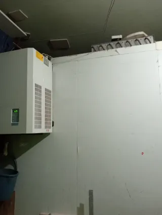 2 Cámaras Frigoríficas . 2.20×2.20 y 2.20×1.50