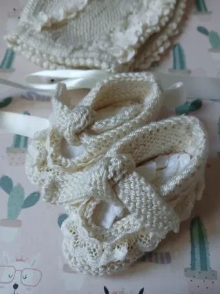 Capota y patucos bebé hechos a mano