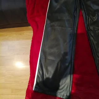 Pantalón efecto piel con raya lateral