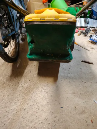 Cortacésped amarillo y verde